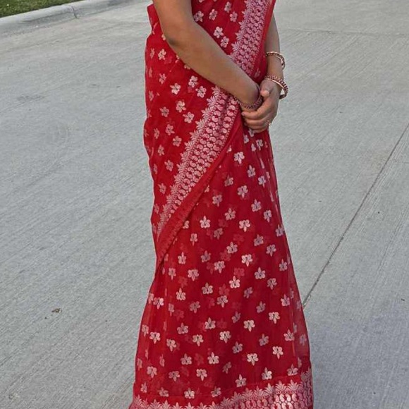 Red saree - Picture 2 of 2